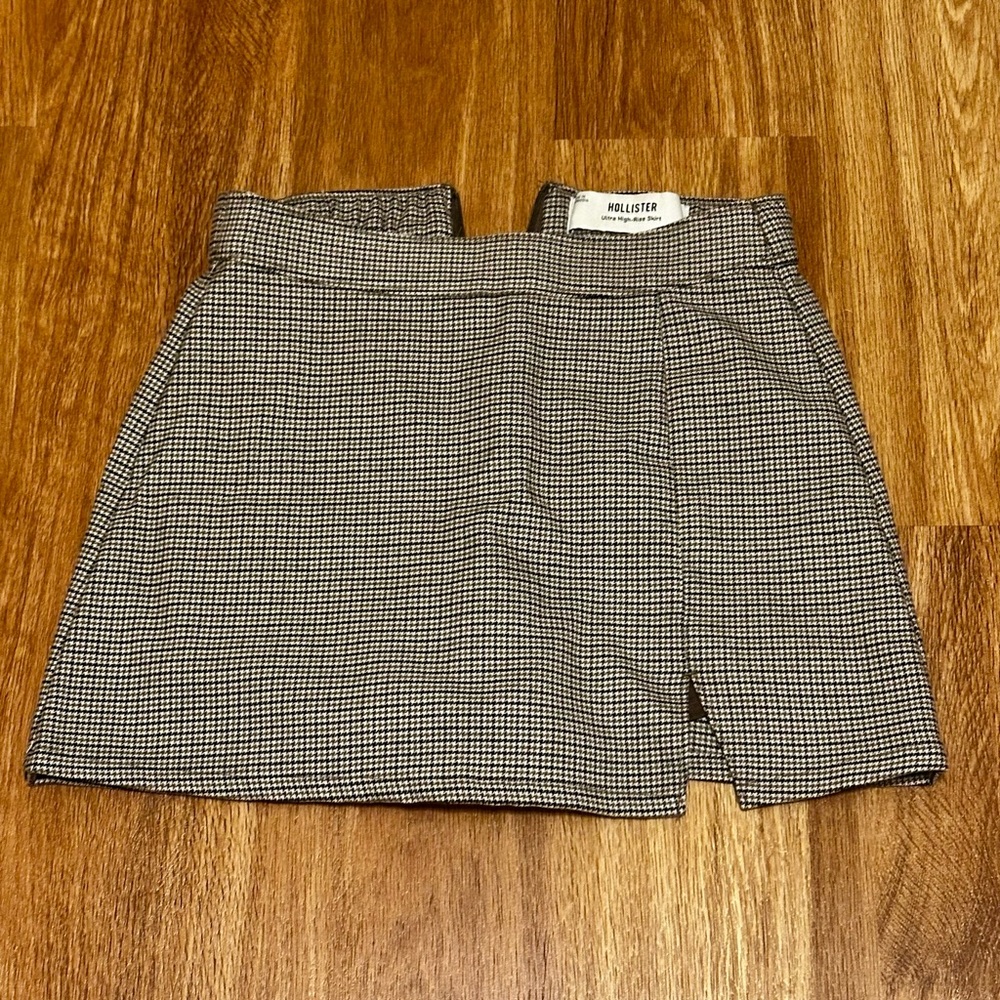 Hollister Black & White Houndstooth High-Rise Mini Skirt
